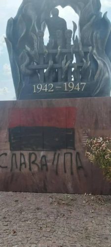 Zbezczeszczono pomnik ofiar Rzezi Wołyńskiej w Domostawie. Środowiska narodowe mówią o ciosie w polską pamięć i tożsamość (zdjęcia)