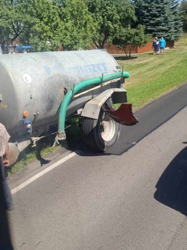Zderzenie auta osobowego z przyczepą ciągnika rolniczego na trasie Łęczna – Włodawa (zdjęcia)