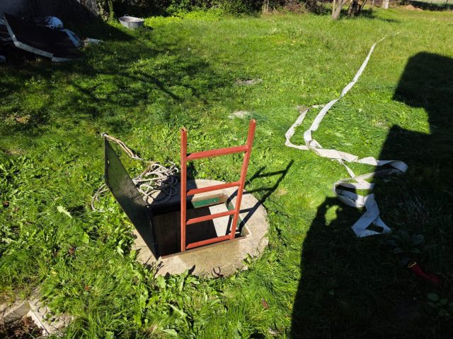 Utknął w studzience na działce, ponad dwie godziny wołał o pomoc. Mężczyznę udało się uratować (zdjęcia)