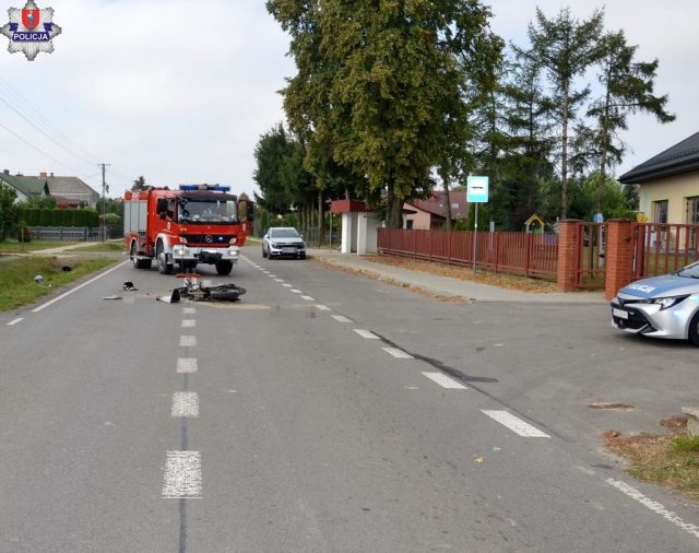 Motorowerzysta uderzył w dacię. 17-latek trafił do szpitala (zdjęcia)