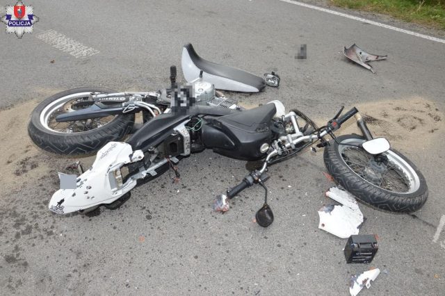Motorowerzysta uderzył w dacię. 17-latek trafił do szpitala (zdjęcia)
