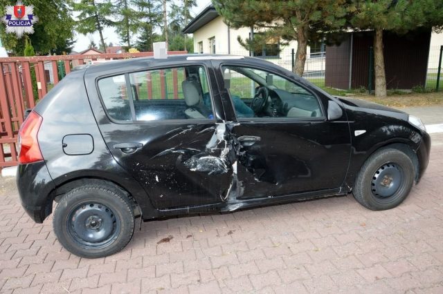 Motorowerzysta uderzył w dacię. 17-latek trafił do szpitala (zdjęcia)