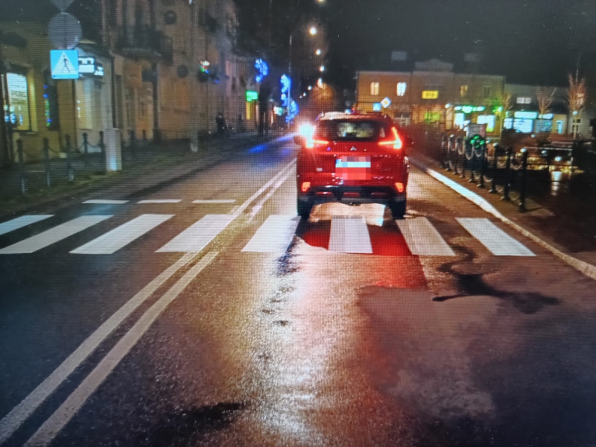 Potrącenie pieszej na przejściu dla pieszych w centrum Włodawy. 43-latka trafiła do szpitala
