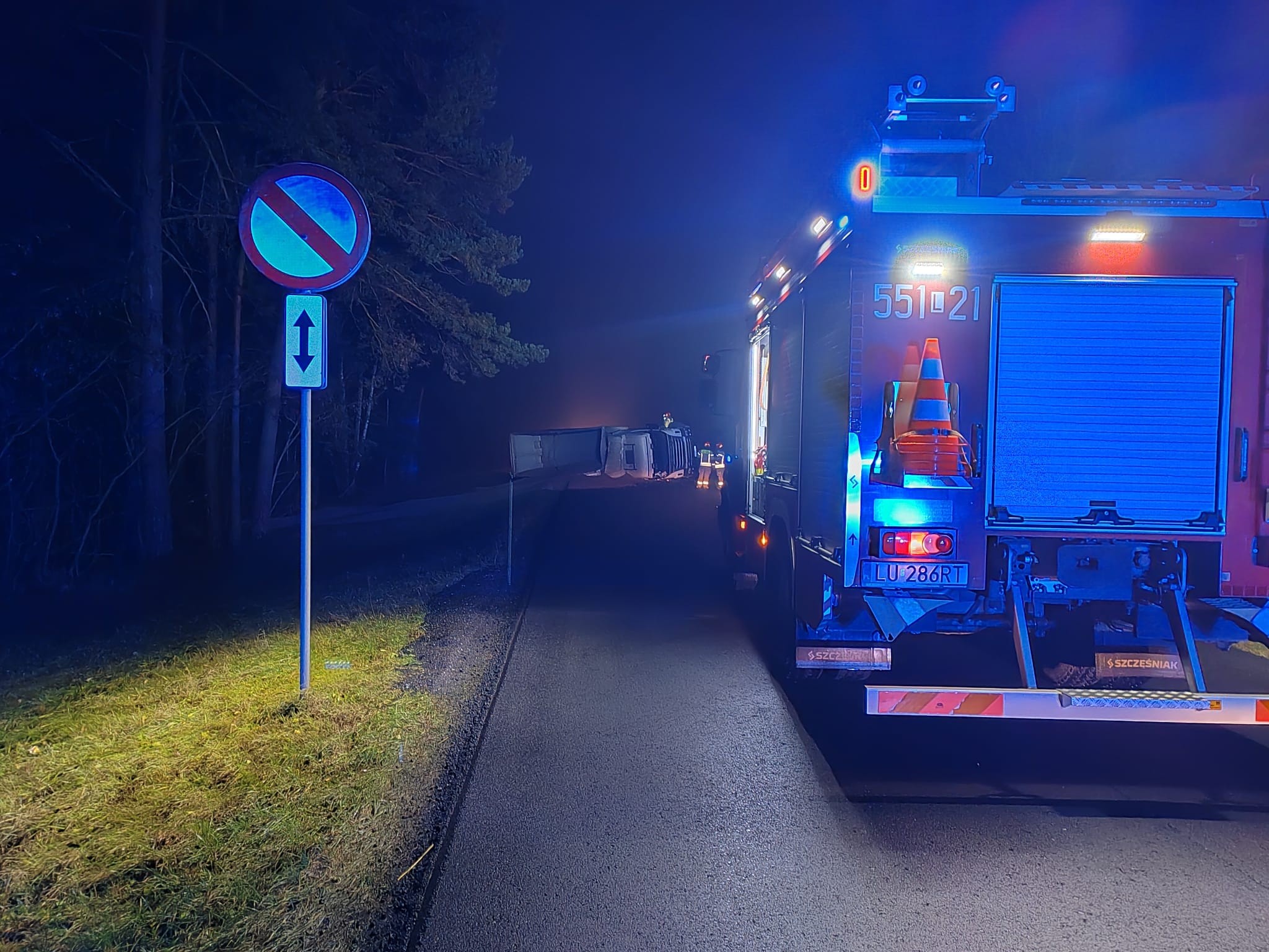 Droga wojewódzka nr 812 zablokowana. Na jezdni leży ciężarówka