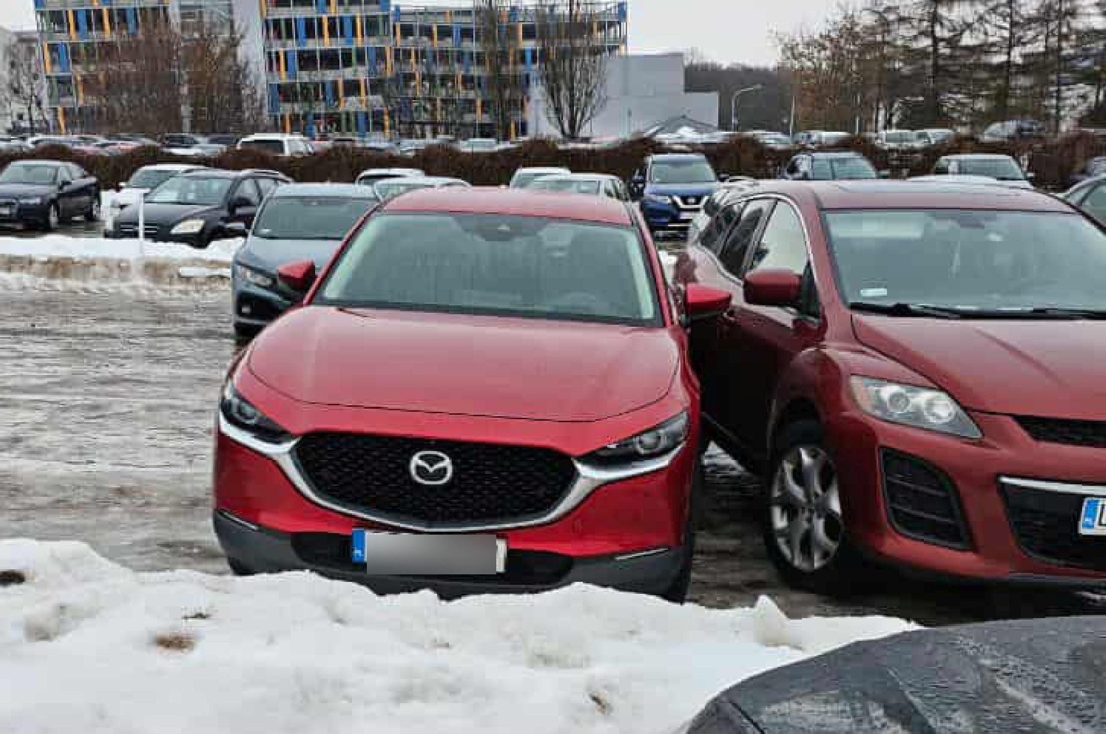 Lodowisko na parkingu w Lublinie. Zaparkowane samochody zsuwały się na kolejne auta