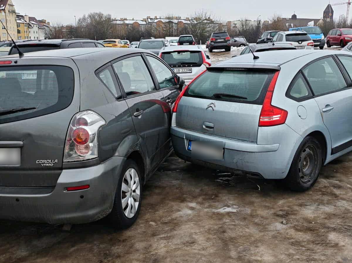 Lodowisko na parkingu w Lublinie. Zaparkowane samochody zsuwały się na kolejne auta