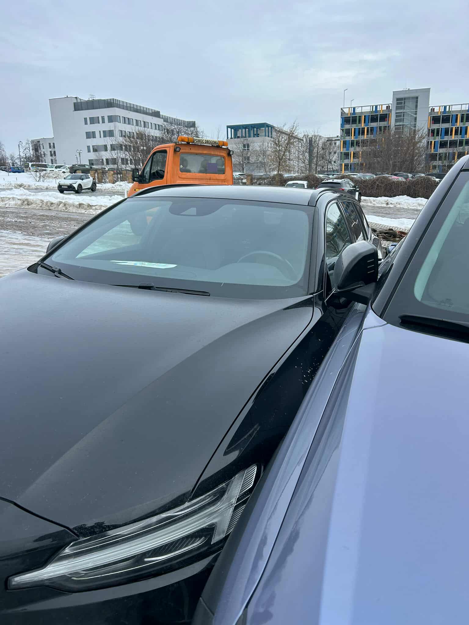 Lodowisko na parkingu w Lublinie. Zaparkowane samochody zsuwały się na kolejne auta