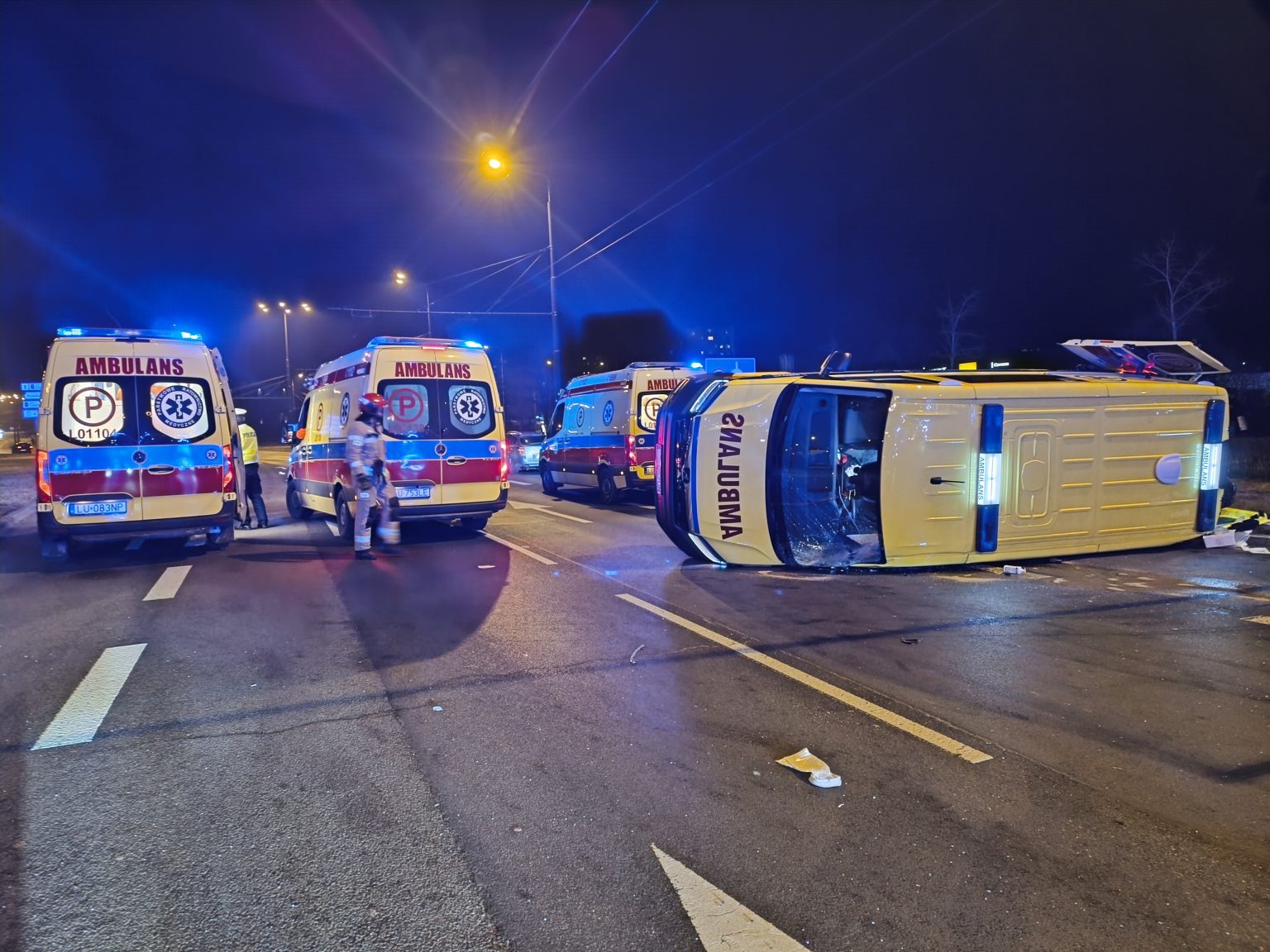 Groźny wypadek ambulansu w Lublinie. Karetka przewróciła się na bok, są poszkodowani