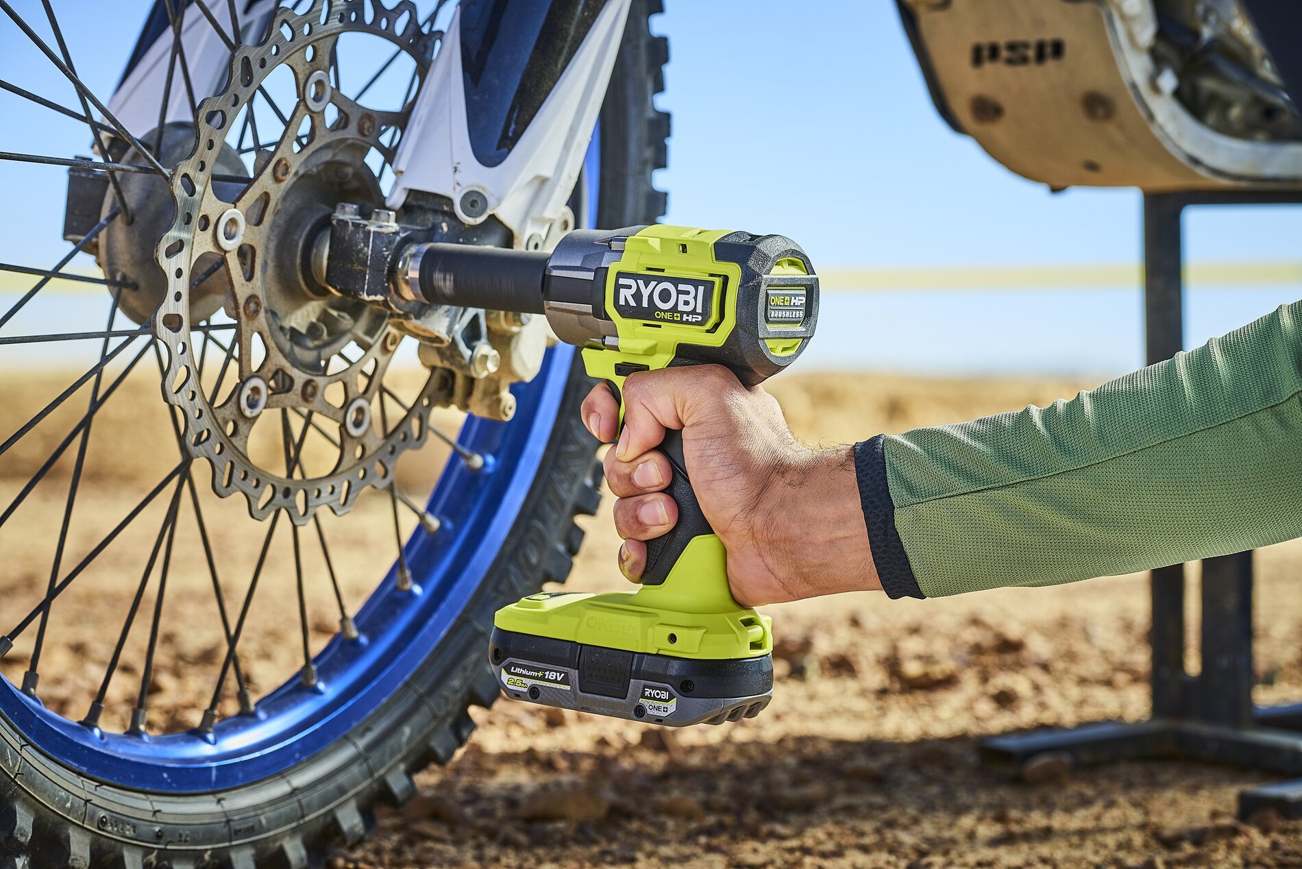 RYOBI Klucz udarowy akumulatorowy 800 Nm 18V ONE+ podczas montażu kól do roweru