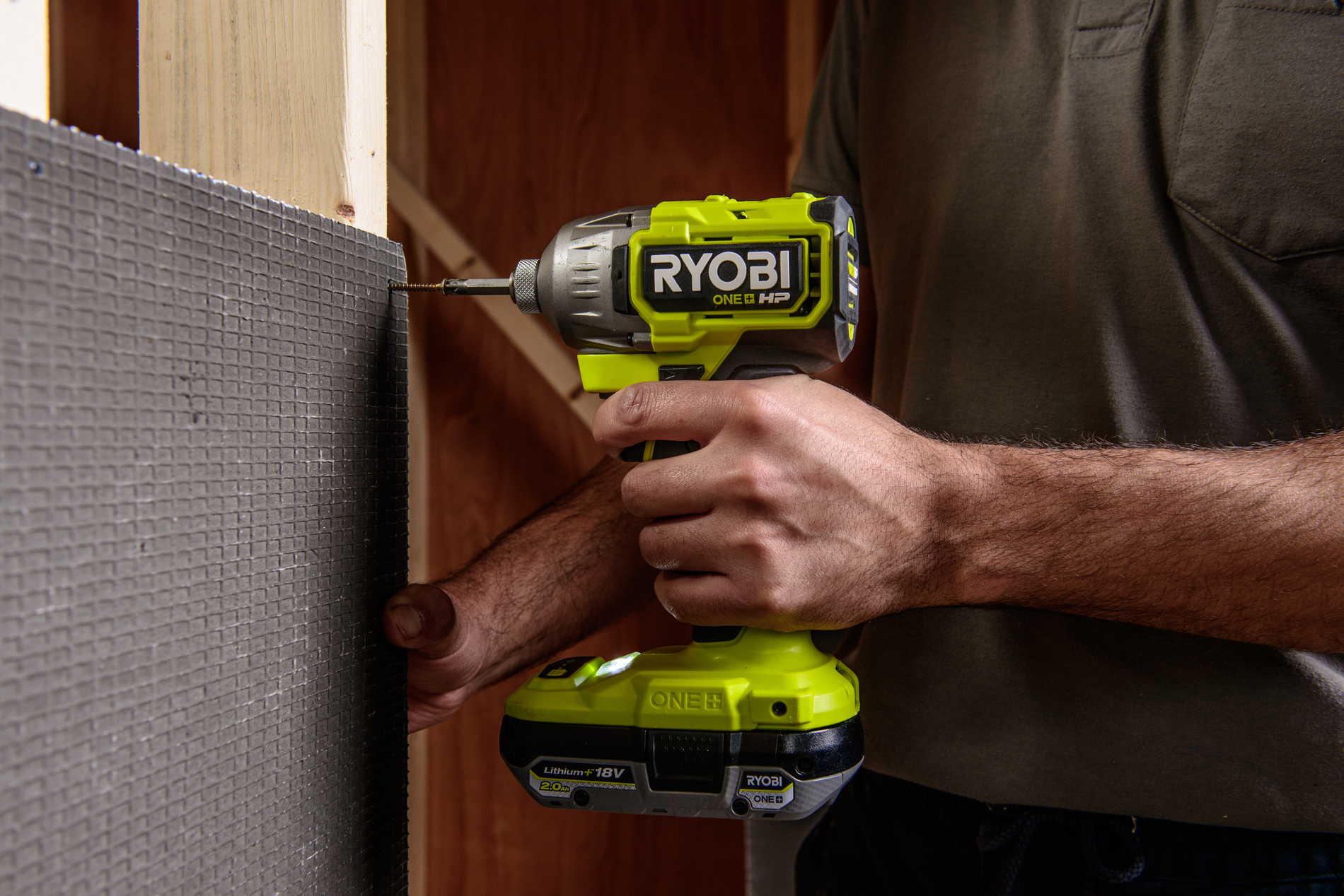 Męzczyzna używa zakrętarki udarowej bezszczotkowej RYOBI 18V ONE+ High Performance