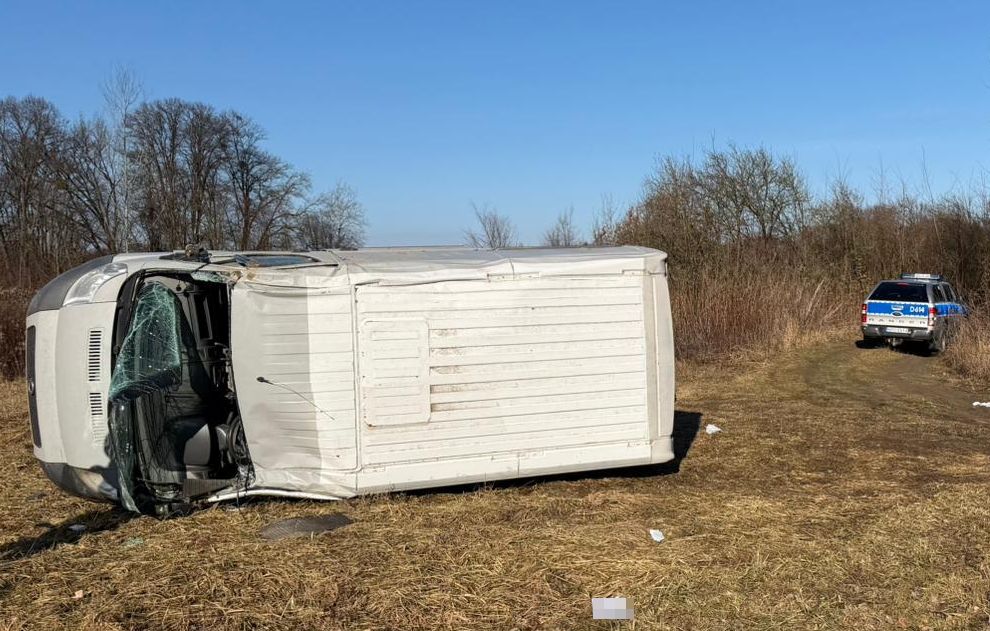 Chciał wyprzedzić jadące przed nim auto. Po chwili stracił panowanie nad pojazdem