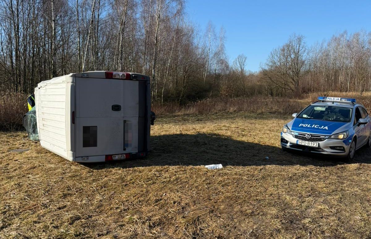 Chciał wyprzedzić jadące przed nim auto. Po chwili stracił panowanie nad pojazdem