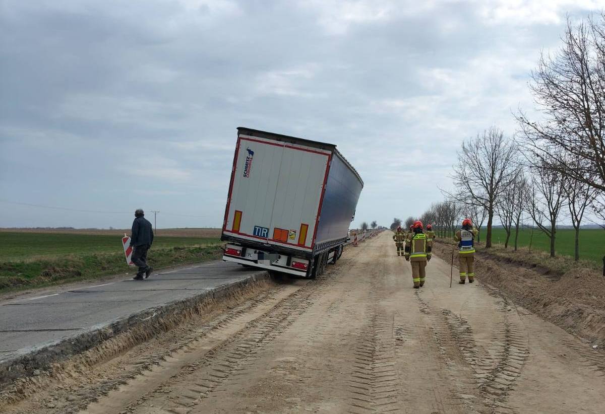 Zablokowana droga wojewódzka nr 812 w Korolówce Osadzie. Utrudnienia i objazdy dla kierowców
