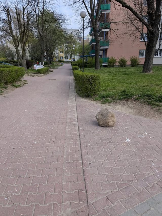 Lublin: ogromne kamienie na chodniku pod blokami. Mieszkańcy alarmują, administracja odpowiada