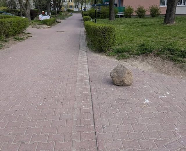Lublin: ogromne kamienie na chodniku pod blokami. Mieszkańcy alarmują, administracja odpowiada