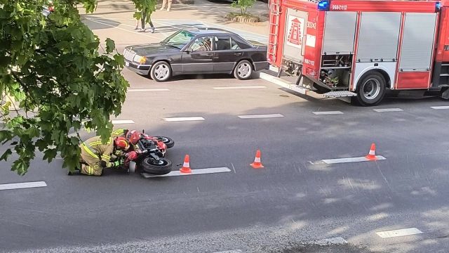 Wypadek motocyklisty w Lublinie. Zaskoczyły go stojące auta