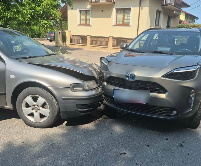 Zderzenie dwóch samochodów na skrzyżowaniu w Stojeszynie Pierwszym
