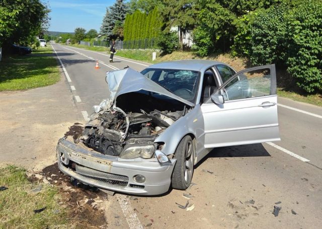 Kierowca BMW staranował sklep obwoźny. Robiąca zakupy kobieta trafiła do szpitala