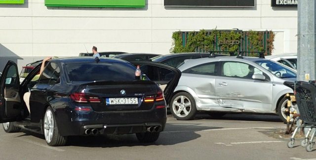 Zderzyli się na sklepowym parkingu. Tu zazwyczaj poszkodowany staje się sprawcą