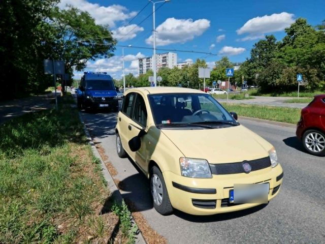 Ominęła przepuszczające pieszych auto. Wjechała w znajdującą się na pasach kobietę