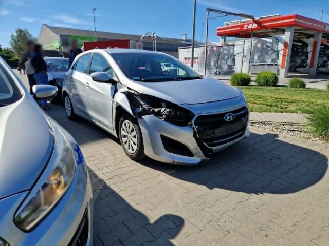 Na skrzyżowaniu nie ustąpiła pierwszeństwa. Ford zatrzymał się w rowie