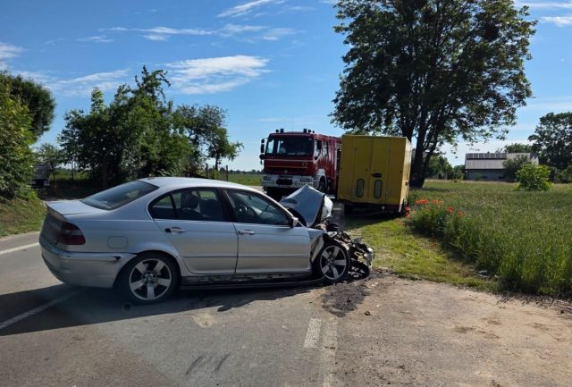 Kierowca BMW staranował sklep obwoźny. Robiąca zakupy kobieta trafiła do szpitala