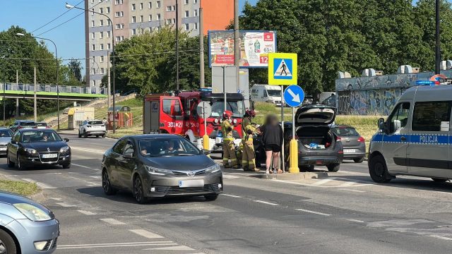 Zderzenie dwóch aut przed przejściem dla pieszych. Na szczęście nikt nie ucierpiał
