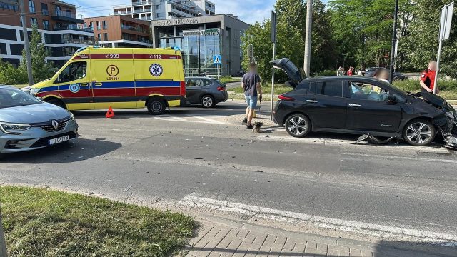 Zderzenie dwóch aut przed przejściem dla pieszych. Na szczęście nikt nie ucierpiał