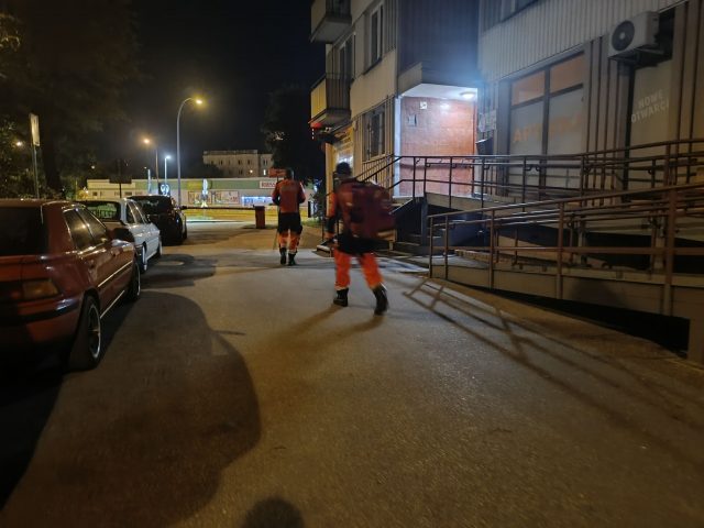 Naga i zakrwawiona kobieta na ulicy, w mieszkaniu mężczyzna ganiający diabła. Sąsiedzi mają dość jej wyczynów