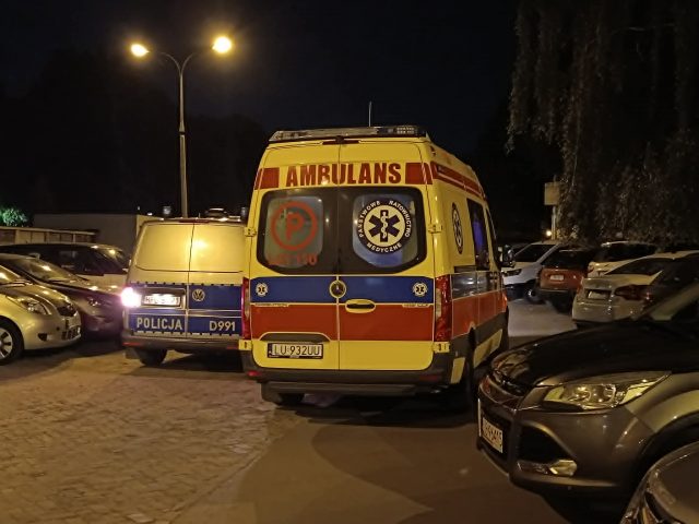 Naga i zakrwawiona kobieta na ulicy, w mieszkaniu mężczyzna ganiający diabła. Sąsiedzi mają dość jej wyczynów