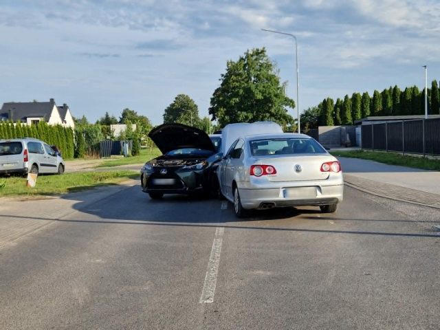 Wypadek w Jakubowicach. Wyjeżdżała ze sklepowego parkingu, doprowadziła do zderzenia