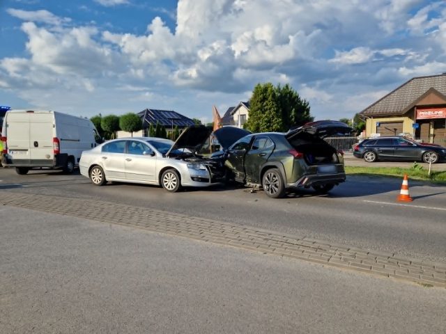 Wypadek w Jakubowicach. Wyjeżdżała ze sklepowego parkingu, doprowadziła do zderzenia