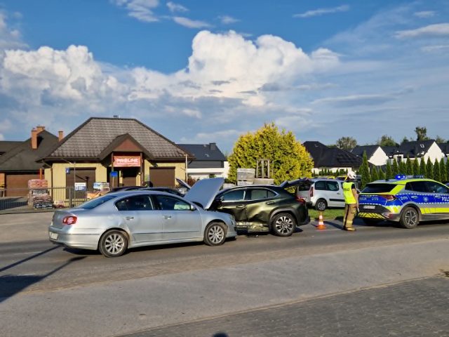 Wypadek w Jakubowicach. Wyjeżdżała ze sklepowego parkingu, doprowadziła do zderzenia