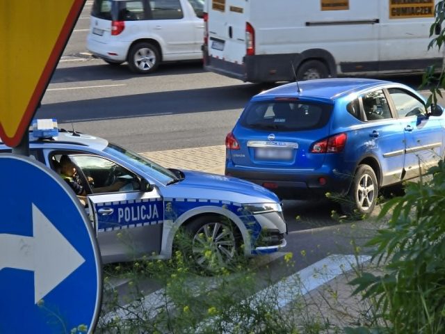 Lublin: Wjechał hulajnogą na przejście dla pieszych. Uderzył w bok auta, trafił do szpitala