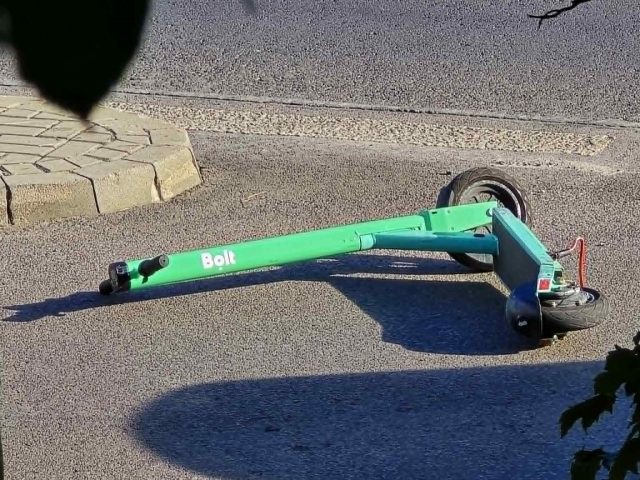 Lublin: Wjechał hulajnogą na przejście dla pieszych. Uderzył w bok auta, trafił do szpitala