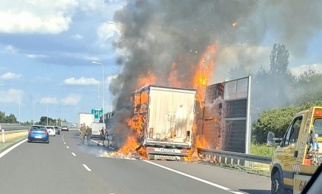 Na drodze ekspresowej płonie ciężarówka. Na miejsce jedzie straż pożarna