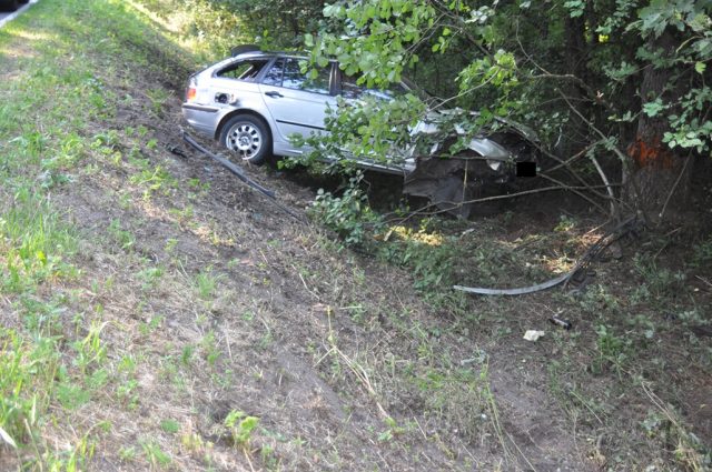BMW uderzyło w drzewo w Drelowie. Kierowca miał ponad dwa promile alkoholu