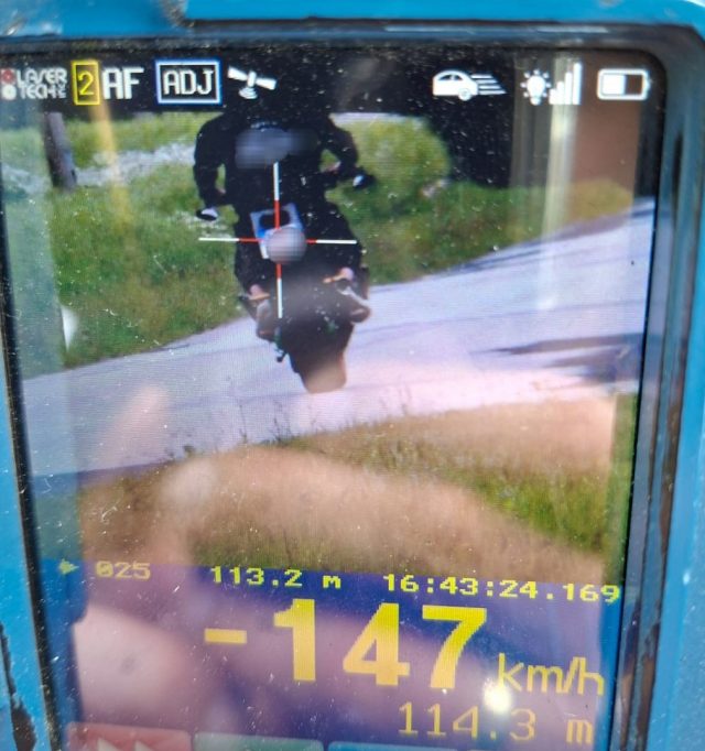 Pędził motocyklem 147 km/h w obszarze zabudowanym. 21-latek był po alkoholu i jechał bez uprawnień