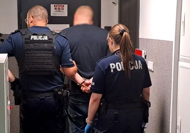 28-latek groził przechodniom przedmiotem przypominającym broń. Został tymczasowo aresztowany