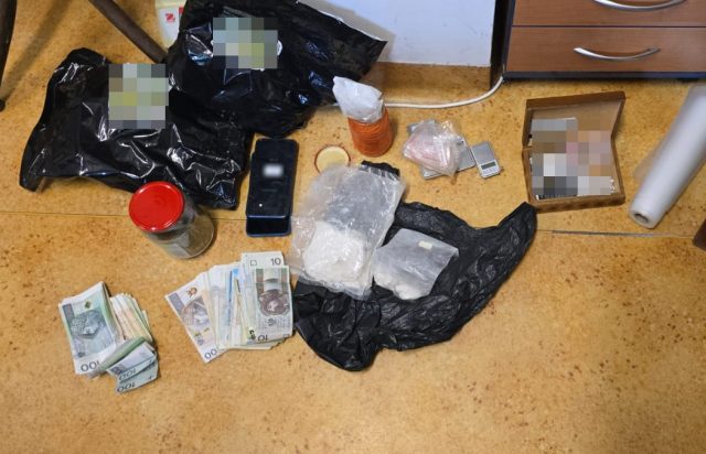 Ponad kilogram narkotyków i 20 tysięcy złotych zabezpieczone przez policjantów. 44-latek trafił do aresztu