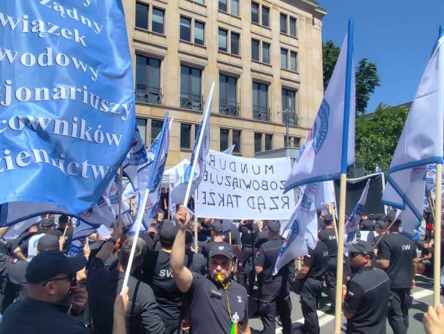 Protest funkcjonariuszy Służby Więziennej w Warszawie. Chodzi o świadczenia mieszkaniowe