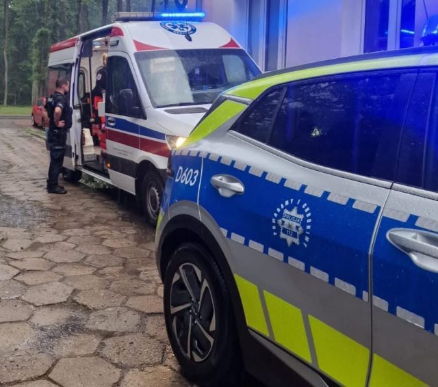 Policjanci z Poniatowej uratowali życie 58-latkowi. Mężczyzna przestał oddychać podczas interwencji