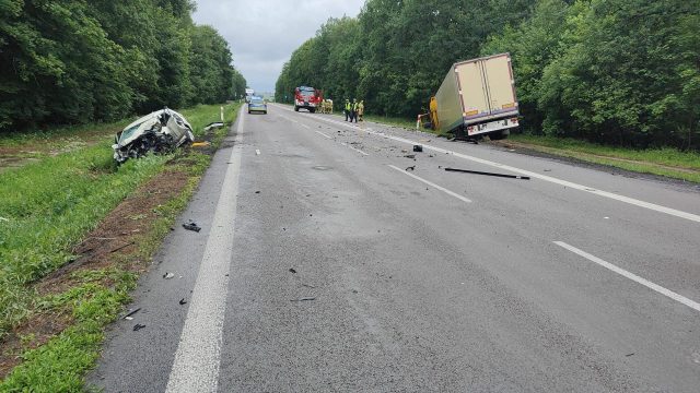 Wypadek na DK17 w Łopienniku Nadrzecznym. Droga zablokowana po zderzeniu osobówki z ciężarówką
