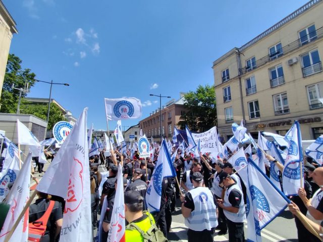 Protest funkcjonariuszy Służby Więziennej w Warszawie. Chodzi o świadczenia mieszkaniowe