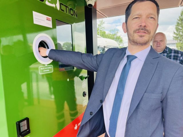 Pierwszy taki recyklomat w Lubelskiem stanął w Zamościu. Kaucja wraca bezpośrednio na kartę