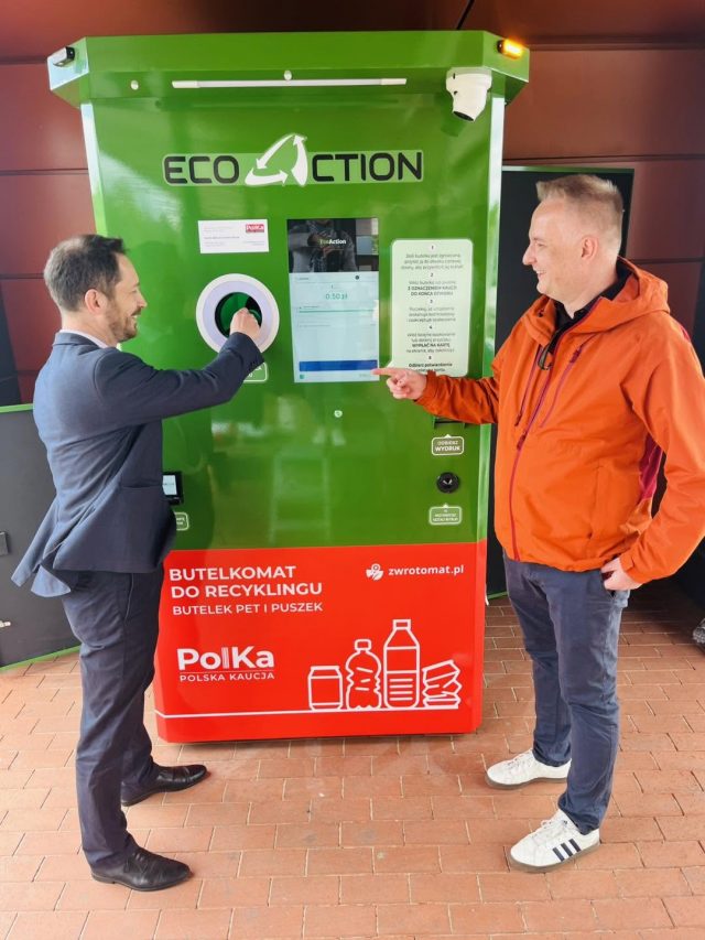 Pierwszy taki recyklomat w Lubelskiem stanął w Zamościu. Kaucja wraca bezpośrednio na kartę