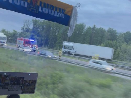 Poważne zdarzenie drogowe na S17. Ciężarówka uderzyła w bariery, droga w kierunku Lublina zablokowana