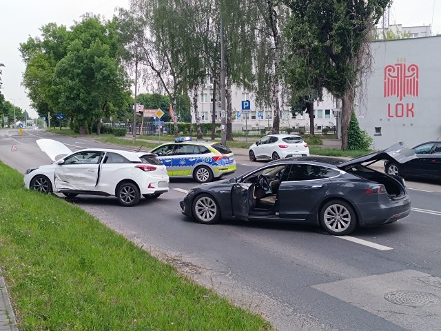Wypadek na ul. Nałęczowskiej w Lublinie. Tesla zderzyła się z Hyundaiem