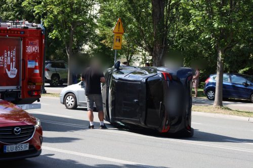 Lublin: Nie zdołała wyhamować. Po chwili Toyota leżała na boku