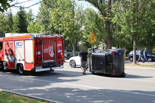 Lublin: Nie zdołała wyhamować. Po chwili Toyota leżała na boku